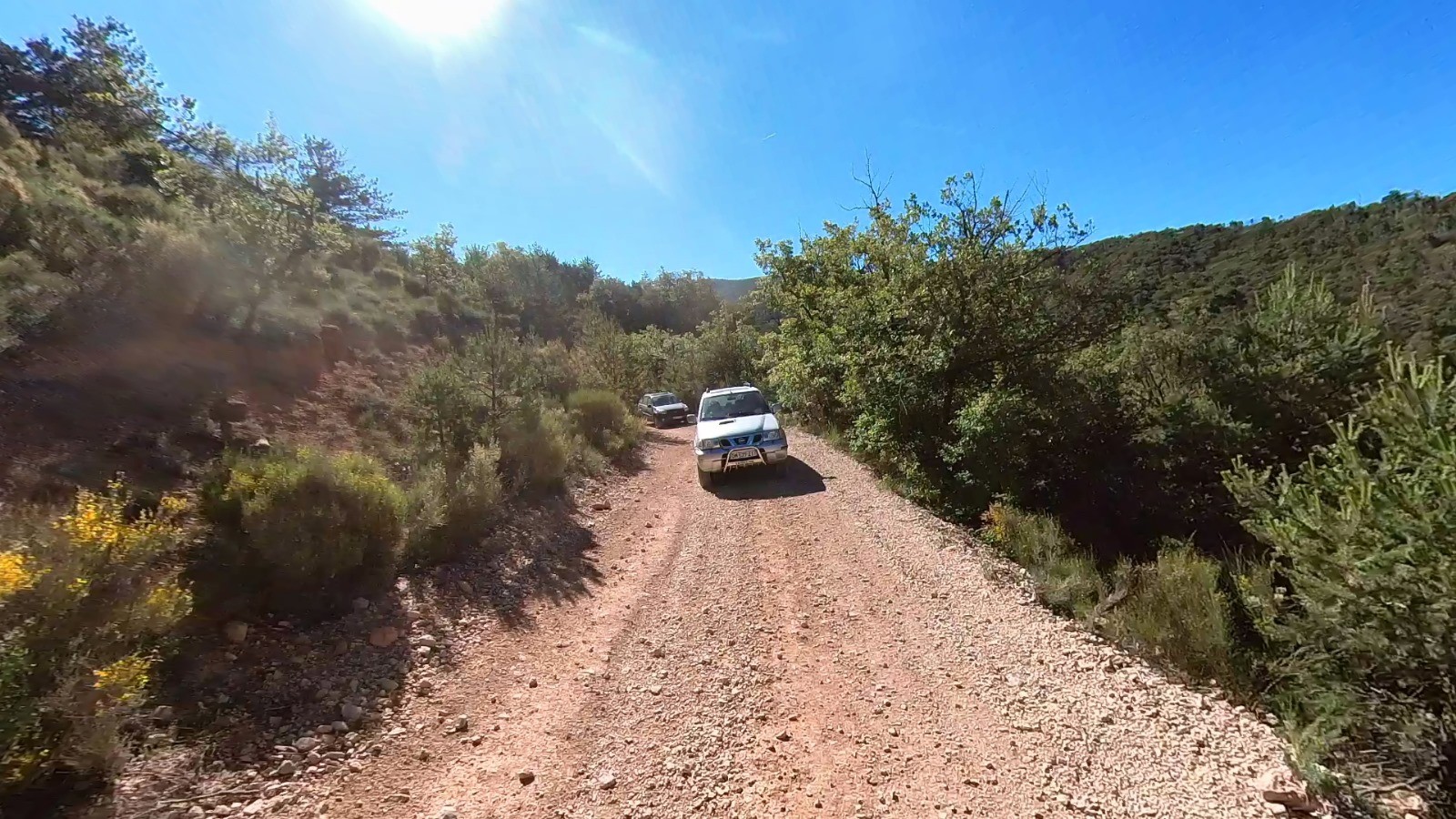 Deux tout-terrain explorant une piste offroad dans un paysage naturel, illustrant les itinéraires GPX MotoBase pour une aventure motorisée sur chemins autorisés.
